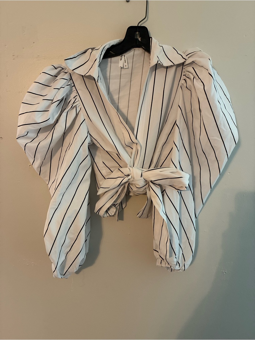 Truth White Pinstripe Puff Sleeve Tie Front Crop Top | Size Small